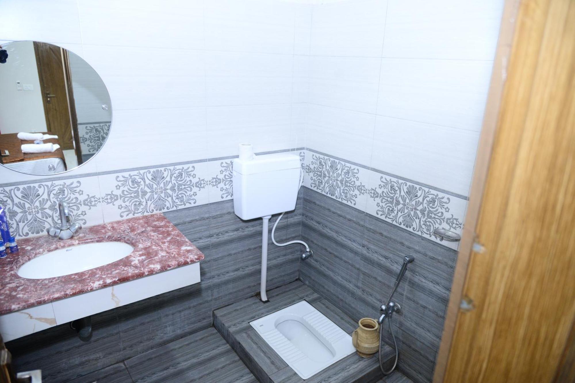Hotel Deluxe Lahore Ngoại thất bức ảnh