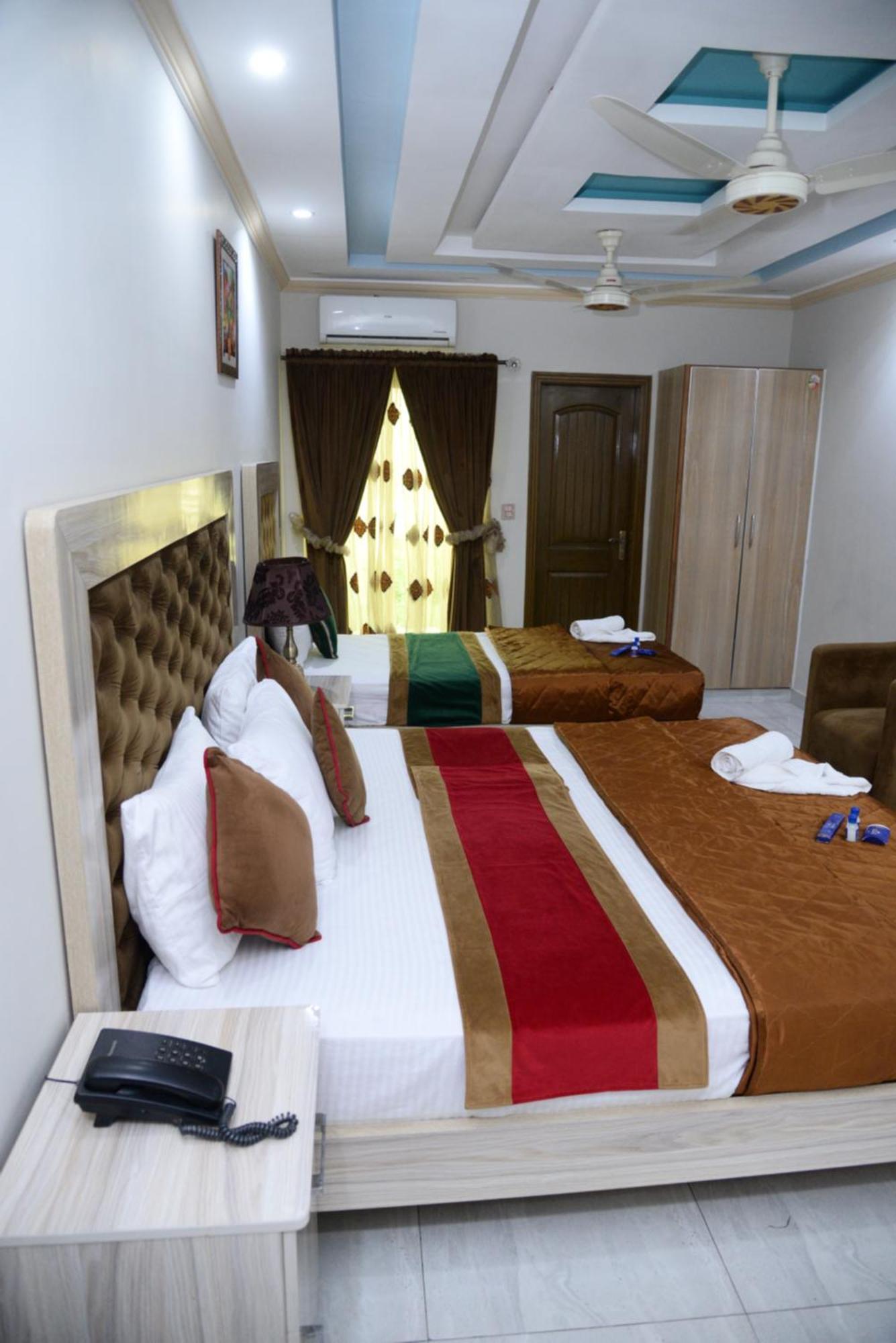 Hotel Deluxe Lahore Ngoại thất bức ảnh