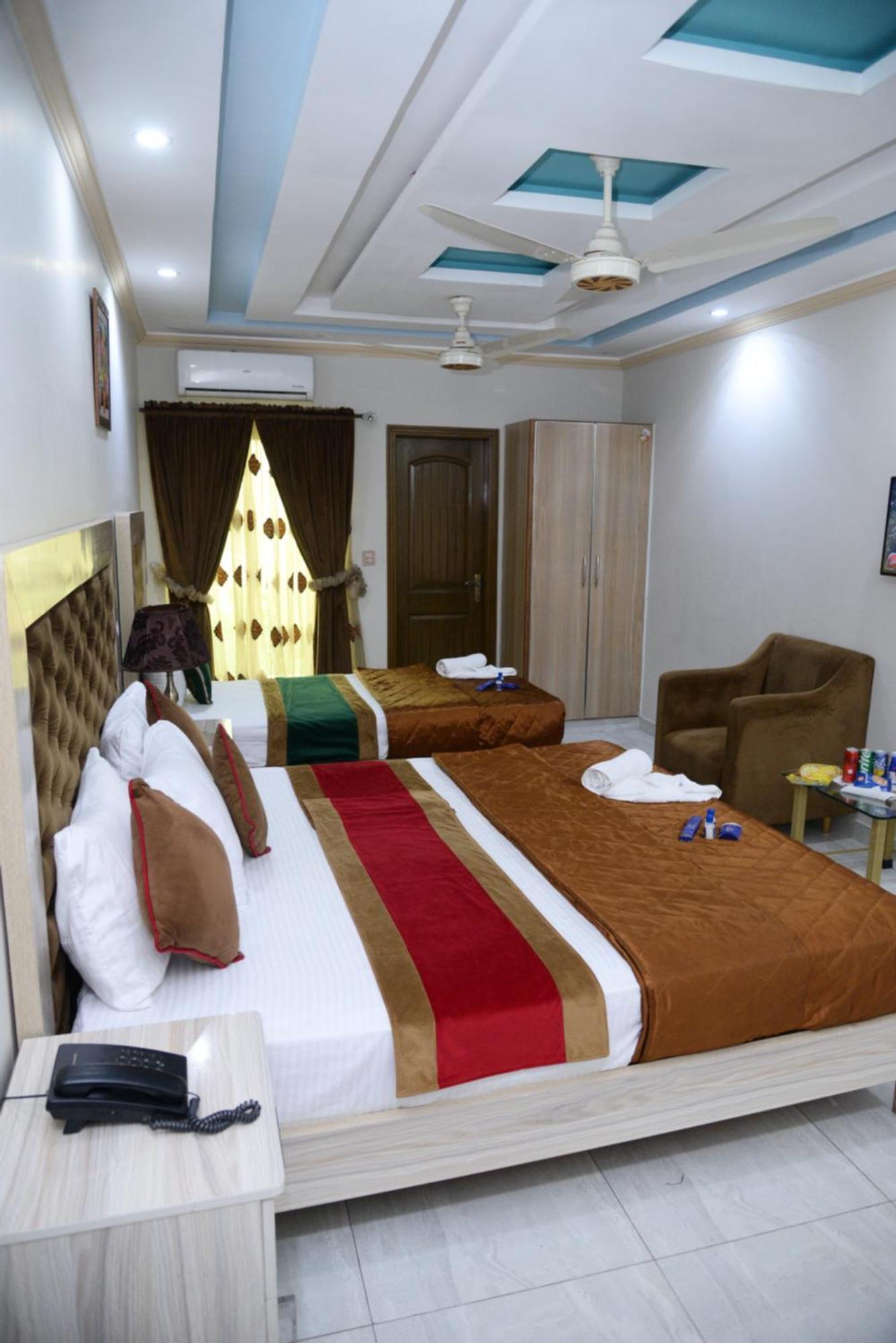Hotel Deluxe Lahore Ngoại thất bức ảnh